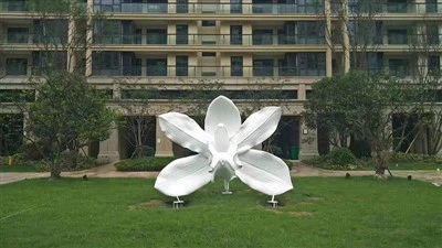 Patung bunga fiberglass berwarna -warni